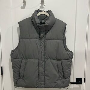 Ash gray men’s sleeveless puffer.